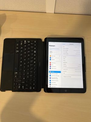 deux ordinateurs portables posés l'un à côté de l'autre sur une table