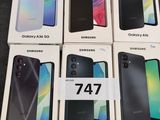 six cartons contenant des Samsung Galaxy A70, des Galaxy A7, des Galaxy A7 et des Galaxy A