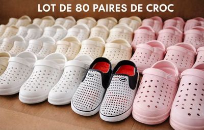 Plusieurs paires de Crocs sont rangées dans une boîte