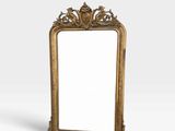 un miroir à cadre doré posé sur une surface blanche, avec un fond blanc
