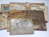 plusieurs vieux livres sont empilés sur une table