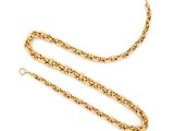 un collier à chaîne en or sur fond blanc