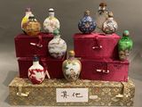 une exposition de divers vases présentés dans une vitrine