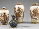 trois vases décorés, placés les uns à côté des autres