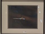 la photo d'une photo représentant un avion, dans un cadre