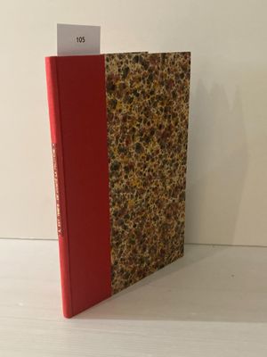 un livre posé sur une table, avec une couverture rouge