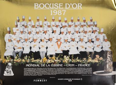 des officiers de la Marine française posant pour une photo devant une affiche recouverte de feuille d'or