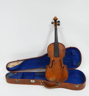 un vieux violon dans son étui, posé sur une surface blanche