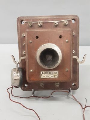 Maison Breguet. Téléphone mural en acajou avec écouteur GRAM…