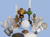 un grand nombre d'objets différents posés sur une table