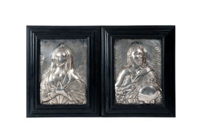 une paire de plaques métalliques représentant une femme et un homme