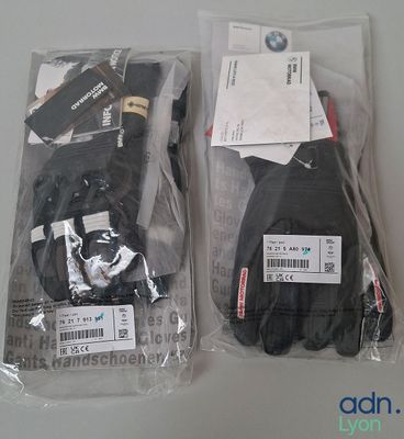 deux paires de gants emballées dans du plastique