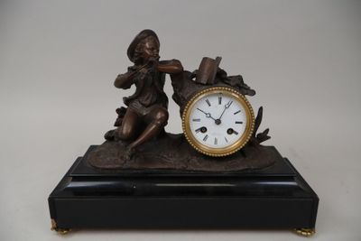 une statue de femme tenant une horloge sur une table