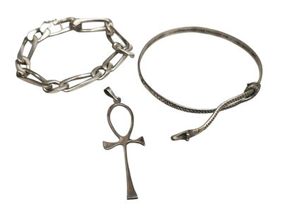 trois bracelets en argent et un ankh sur fond blanc