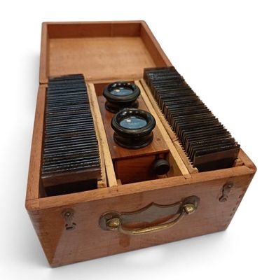 une boîte en bois contenant plusieurs types d'appareils photo différents
