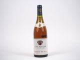 gros plan d'une bouteille de vin sur fond blanc