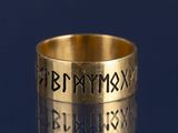 une bague en or ornée de chiffres romains