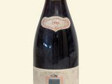 une bouteille de vin posée sur une table