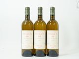 trois bouteilles de vin posées sur une table blanche