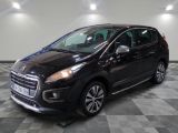 la petite voiture noire est garée sur un sol en damier