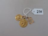 une pièce d'or et une médaille d'or suspendues à un cordon blanc