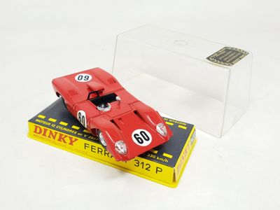 une maquette rouge d'une voiture de course dans une boîte transparente