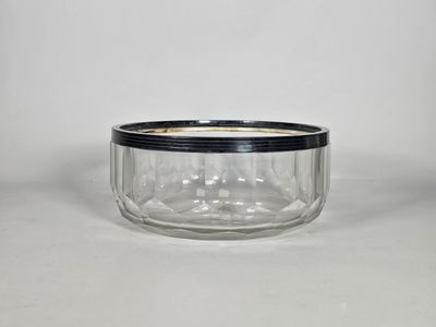 un bocal en verre transparent avec un couvercle noir posé sur une surface blanche