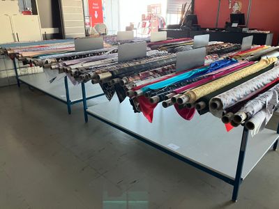 8 TABLES de présentation en métal laqué bleu à deux niveaux …