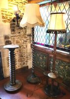 Lot comprenant : 2 lampes en bois tourné, une de style barle…