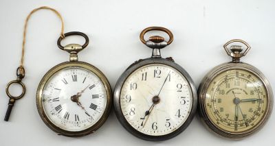 trois types différents de montres de poche sont présentés sur une surface blanche