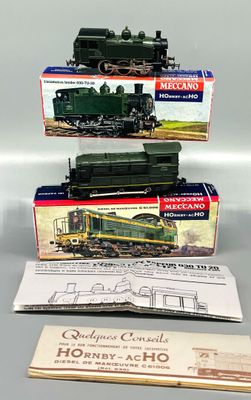 trois trains miniatures dans leur boîte, exposés sur une table