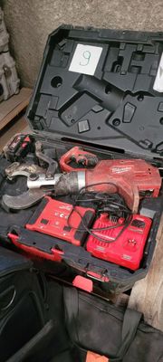 une boîte à outils contenant des outils, posée sur le sol