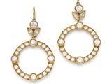 une image d'une paire de boucles d'oreilles en or et diamants