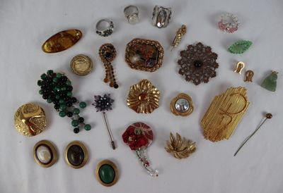 beaucoup de broches et d'épingles posées sur une table