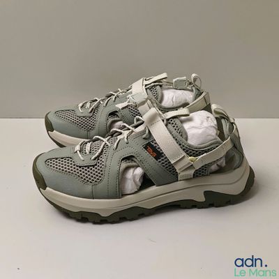 une paire de chaussures posée sur une table