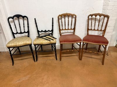 SERIE DE 4 chaises dont 2 en bois noirci.