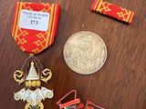 quelques petits objets sont posés sur une table à côté d'une pièce de monnaie