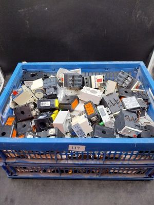 une caisse bleue remplie de composants électroniques divers
