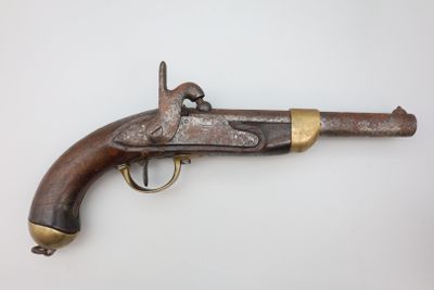 un gros plan d'un pistolet posé sur une surface blanche, avec une clé