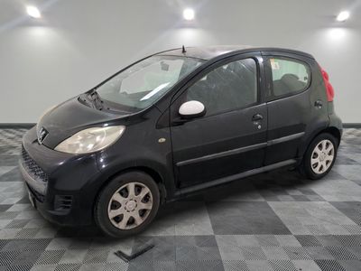la photo d'une petite voiture noire garée dans un garage