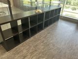 une photo d'une bibliothèque noire dans un bureau