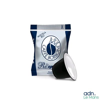 un paquet de café posé à côté d'une tasse de café