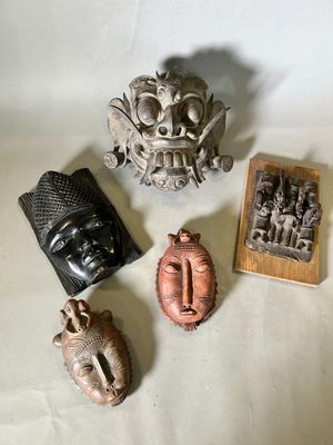 trois types différents d'objets sculptés sur une surface blanche