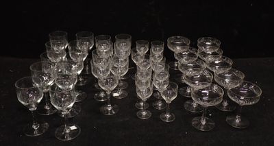 un grand nombre de verres à vin posés sur une table