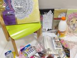 de nombreux objets posés par terre à côté d'une chaise