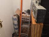 une pièce où il y a plein de cartons par terre