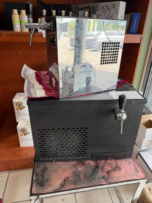 une machine posée sur une table
