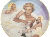 une assiette sur laquelle est représentée une femme avec deux enfants