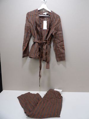 une veste et un pantalon suspendus à un cintre dans une pièce
