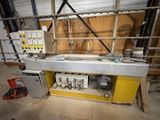 une machine qui se trouve à l'intérieur d'un bâtiment